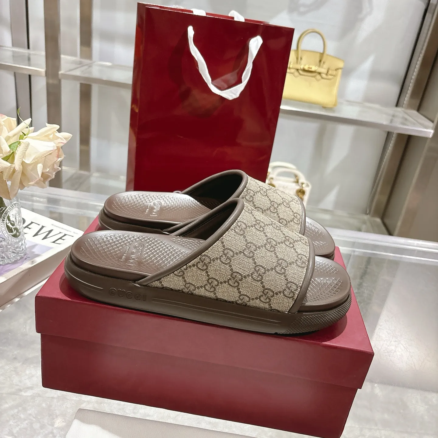 p400🐮🐮New summer men's slip-on slippers. Inspired by the summer spirit and beach clubs of the Italian coast, this piece is part of Gucci Lido. The Pre-Fall collection reinterprets the brand's signature elements and sophisticated patterns in a contemporary way. Made from black rubber, these flat sandals feature a slip-on design that reinterprets the brand's distinctive green and red web design. GG Classic Upper Men's Molded Rubber Footbed Gucci Logo Flat Made in Italy Size: Men's 40 to 47,